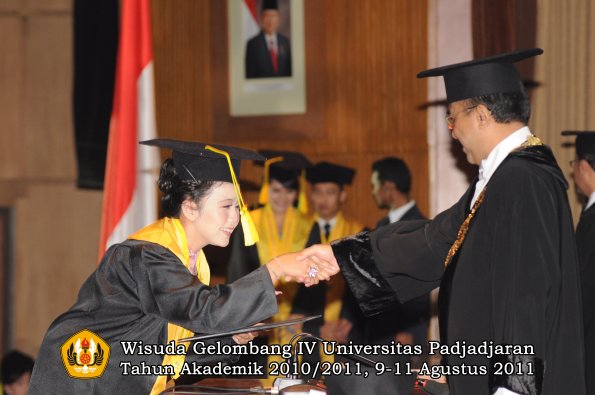 wisuda-fikom-oleh-rektor-093