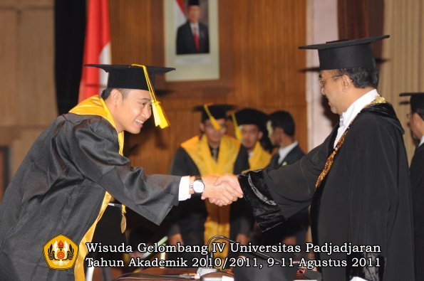 wisuda-fikom-oleh-rektor-095