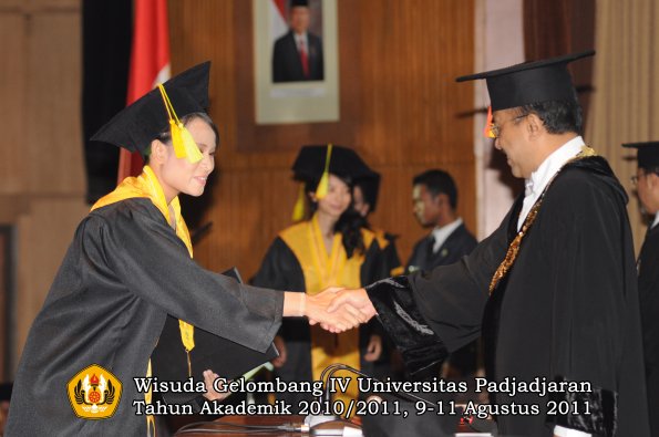 wisuda-fikom-oleh-rektor-098