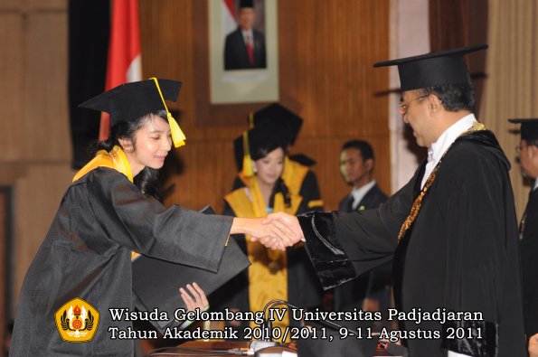 wisuda-fikom-oleh-rektor-099