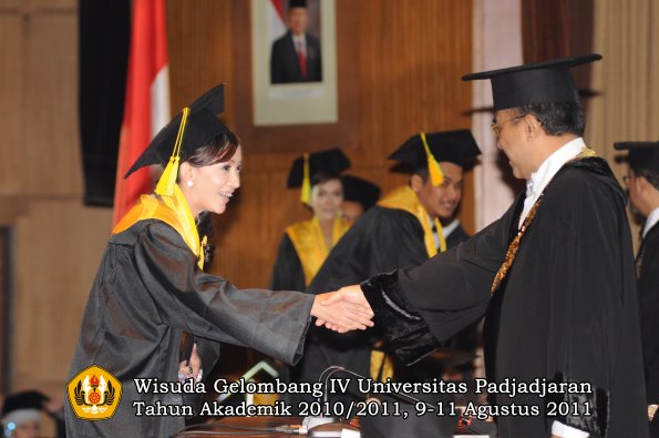 wisuda-fikom-oleh-rektor-100