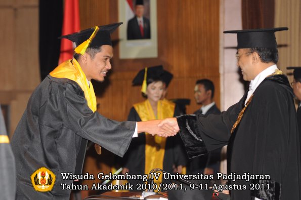 wisuda-fikom-oleh-rektor-101