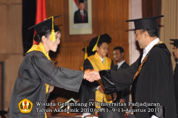 wisuda-fikom-oleh-rektor-102