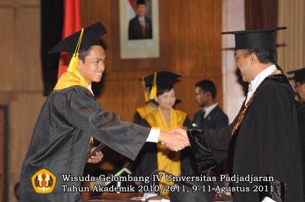 wisuda-fikom-oleh-rektor-103