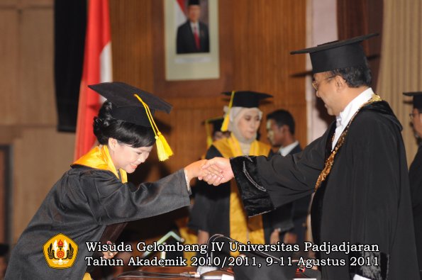 wisuda-fikom-oleh-rektor-104