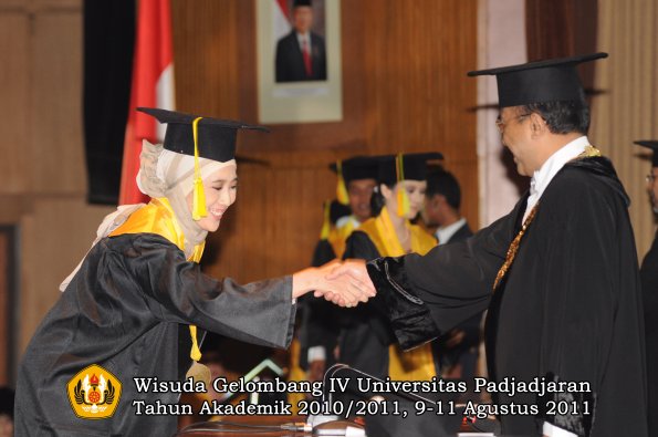 wisuda-fikom-oleh-rektor-105