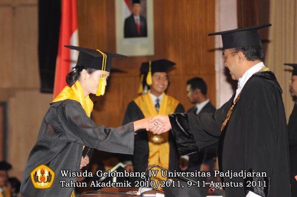 wisuda-fikom-oleh-rektor-106