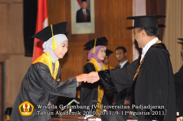 wisuda-fikom-oleh-rektor-108