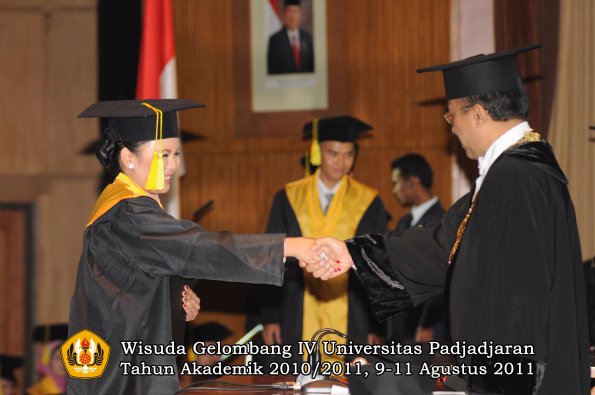 wisuda-fikom-oleh-rektor-110