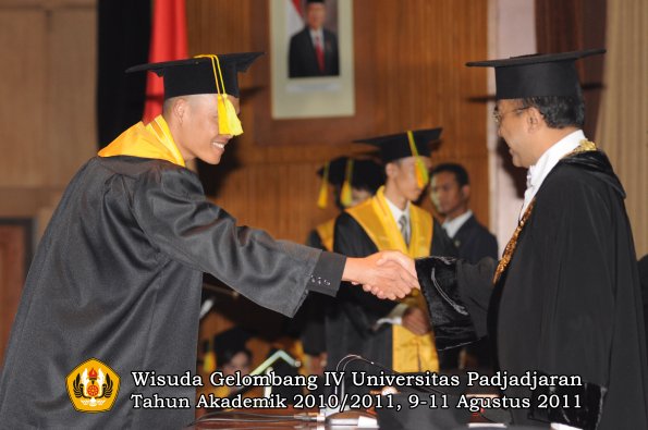 wisuda-fikom-oleh-rektor-111