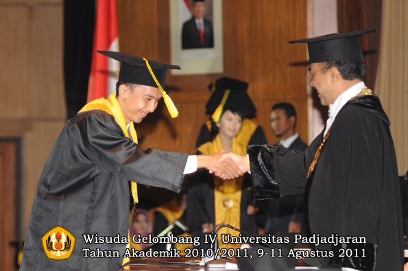 wisuda-fikom-oleh-rektor-112