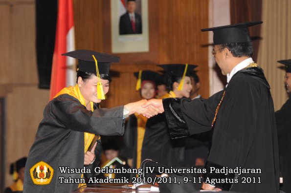 wisuda-fikom-oleh-rektor-118