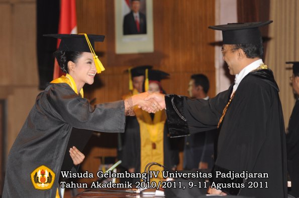 wisuda-fikom-oleh-rektor-119