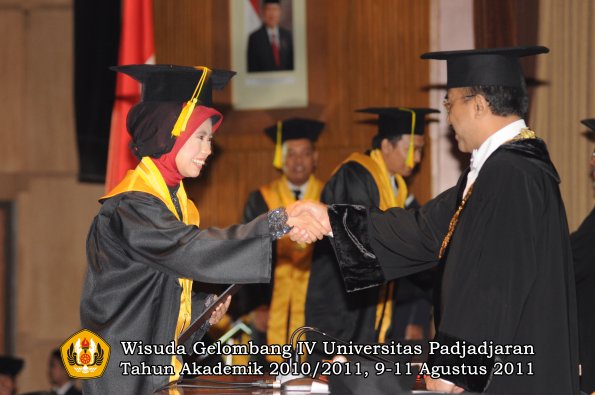 wisuda-fikom-oleh-rektor-120