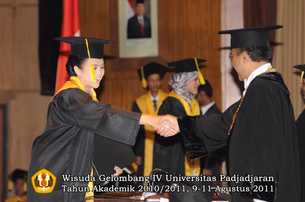 wisuda-fikom-oleh-rektor-123