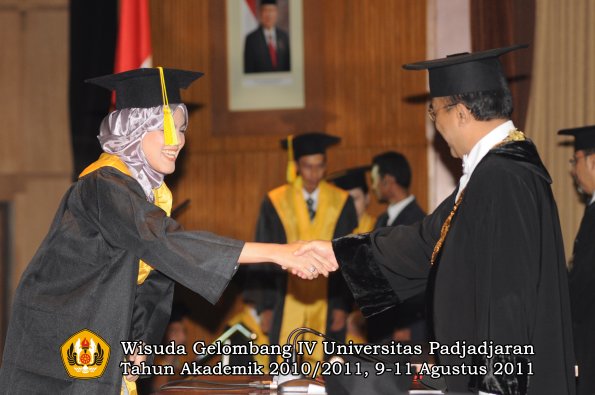 wisuda-fikom-oleh-rektor-124