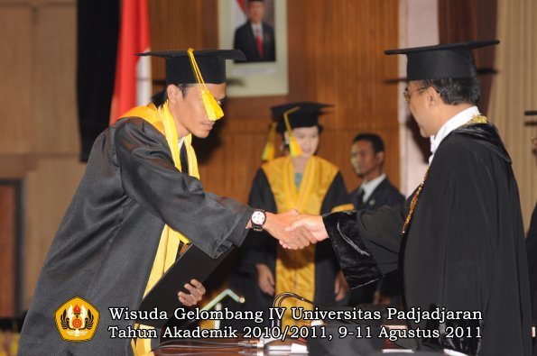 wisuda-fikom-oleh-rektor-125