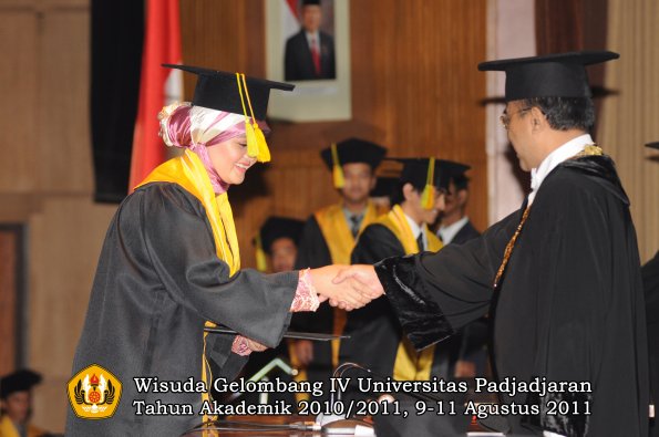 wisuda-fikom-oleh-rektor-127