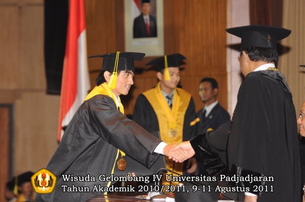 wisuda-fikom-oleh-rektor-128