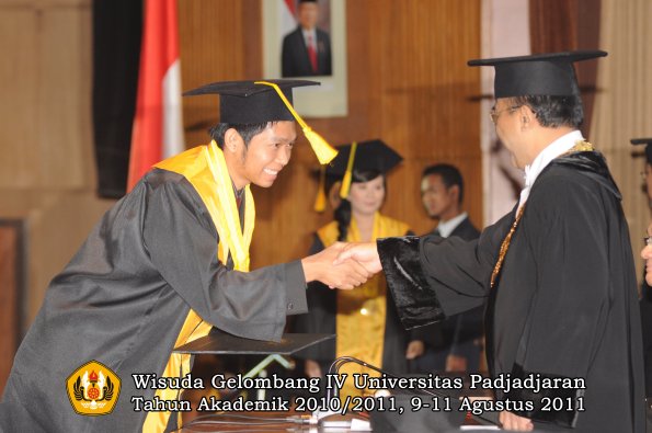 wisuda-fikom-oleh-rektor-132