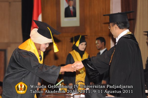 wisuda-fikom-oleh-rektor-137