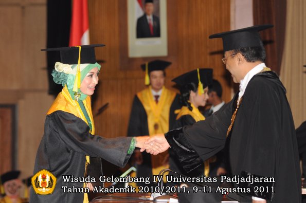 wisuda-fikom-oleh-rektor-140