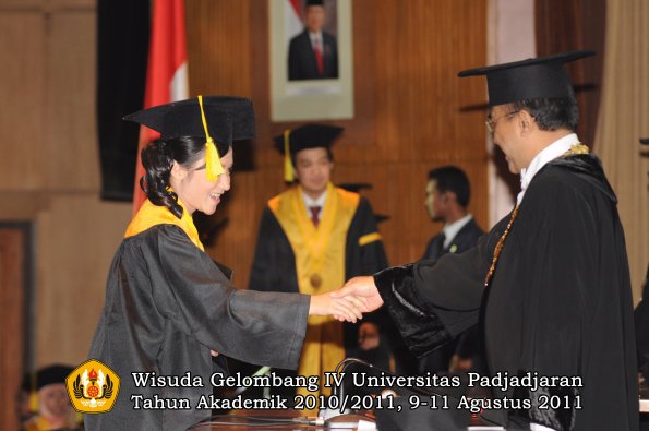 wisuda-fikom-oleh-rektor-141