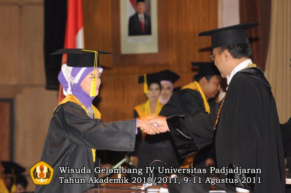 wisuda-fikom-oleh-rektor-144