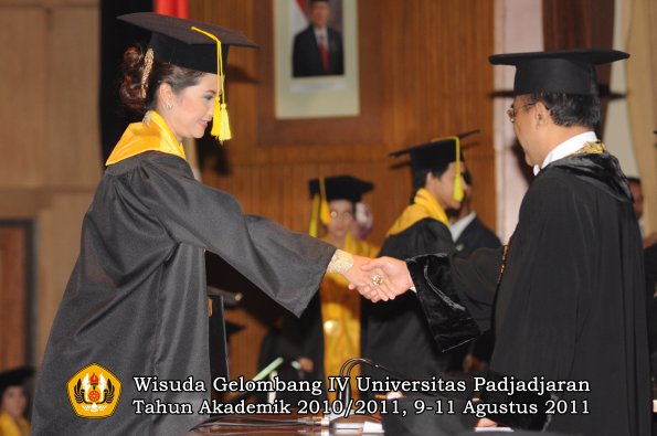 wisuda-fikom-oleh-rektor-160