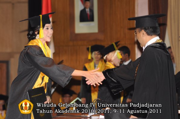 wisuda-fikom-oleh-rektor-167