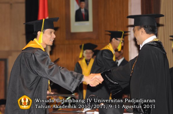 wisuda-fikom-oleh-rektor-171