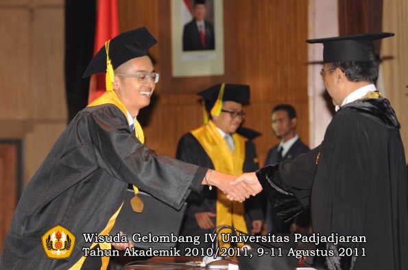 wisuda-fikom-oleh-rektor-180