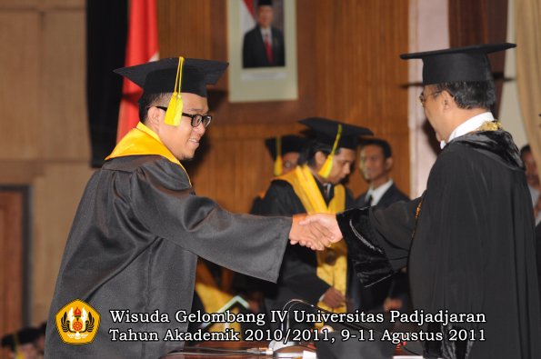 wisuda-fikom-oleh-rektor-181