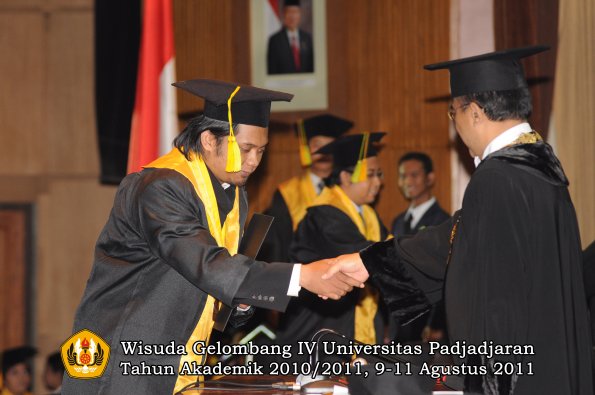 wisuda-fikom-oleh-rektor-182