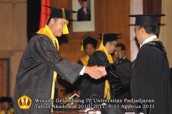 wisuda-fikom-oleh-rektor-184