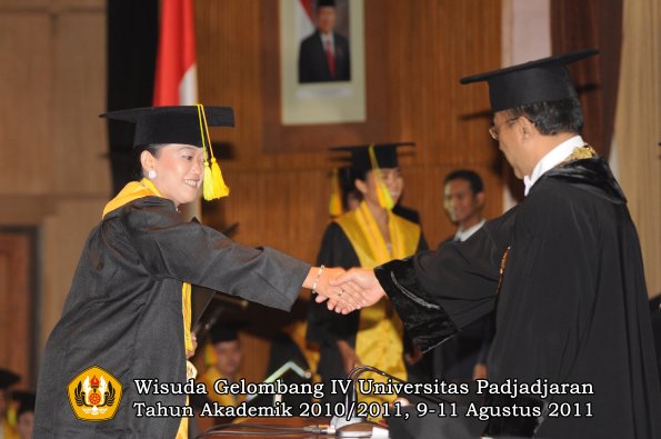 wisuda-fikom-oleh-rektor-188