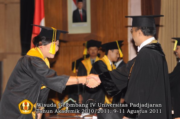 wisuda-fikom-oleh-rektor-190