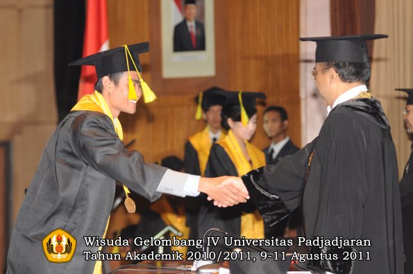 wisuda-fikom-oleh-rektor-195