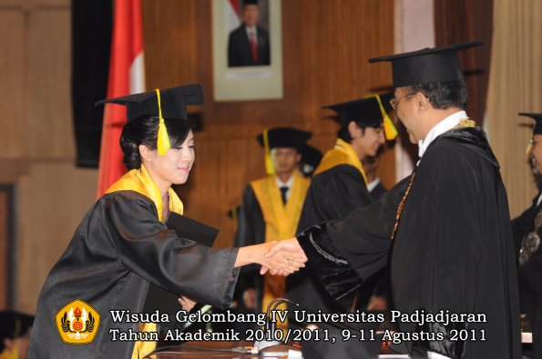 wisuda-fikom-oleh-rektor-196