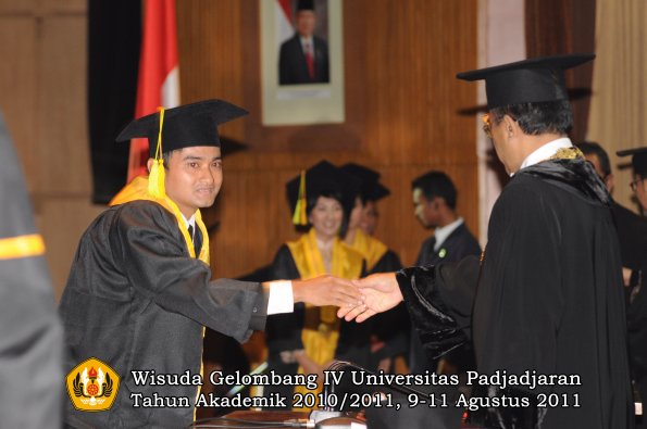 wisuda-fikom-oleh-rektor-200