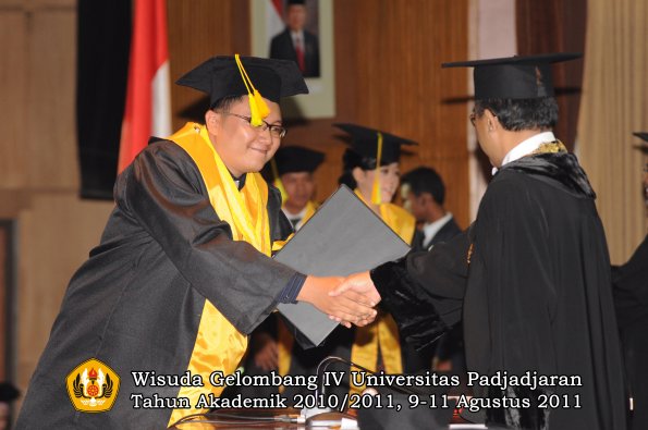 wisuda-fikom-oleh-rektor-203