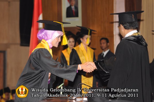 wisuda-fikom-oleh-rektor-207