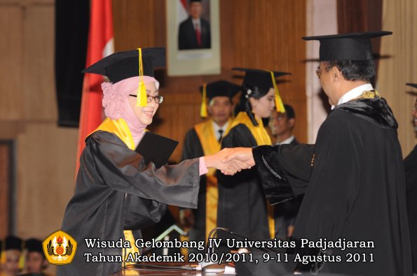 wisuda-fikom-oleh-rektor-210