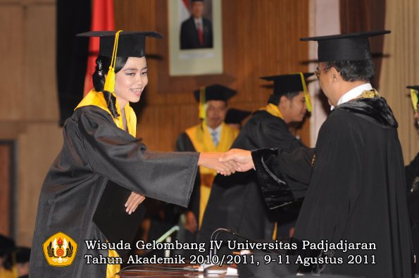 wisuda-fikom-oleh-rektor-211