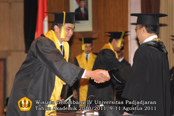 wisuda-fikom-oleh-rektor-212