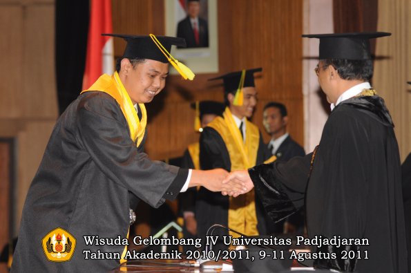 wisuda-fikom-oleh-rektor-213