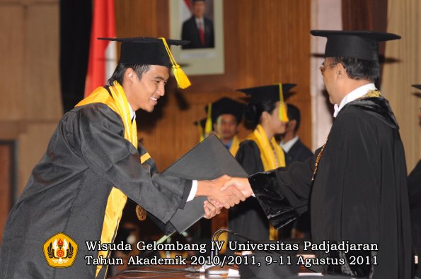 wisuda-fikom-oleh-rektor-214