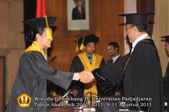 wisuda-fikom-oleh-rektor-215