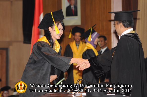 wisuda-fikom-oleh-rektor-220