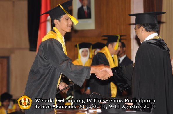 wisuda-fikom-oleh-rektor-225